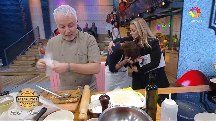 Carina Zampini consolaba a Fran mientras Roberto Ottini lo ayudaba con su plato. Captura TV