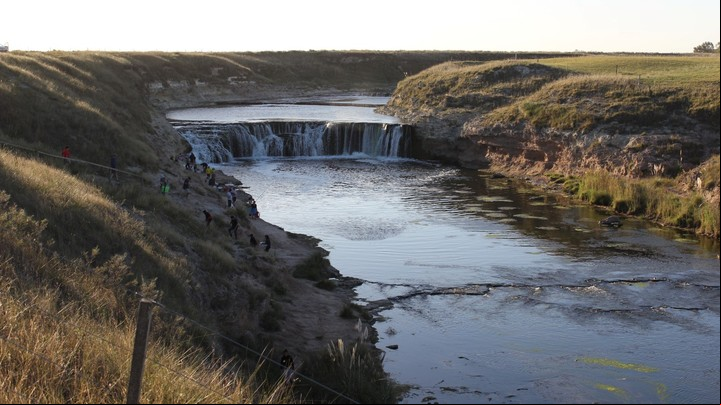 En Coronel Dorrego, la cascada Cifuentes y el río Quequén Salado. Foto Pablo Rodríguez