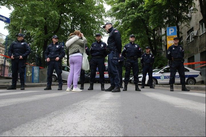 El operativo policial tras los disparos en la escuela de Belgrado, donde murieron 9 personas. Foto EFE/EPA/ANDREJ CUKIC.