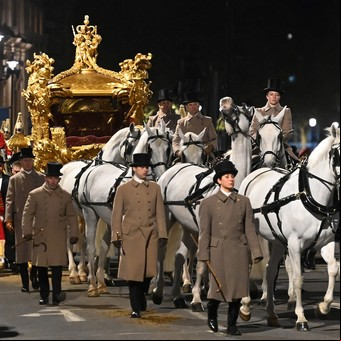 Coronación del rey Carlos III: de la fastuosa ceremonia del rey Jorge IV a la versión "pos Brexit"