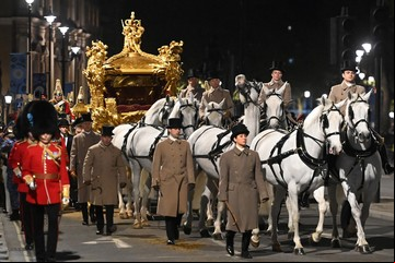 Coronación del rey Carlos III: de la fastuosa ceremonia del rey Jorge IV a la versión "pos Brexit"