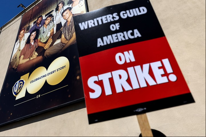 del sindicato Writers Guild of America frente a los estudios de Warner Bros. en California. Foto EFE