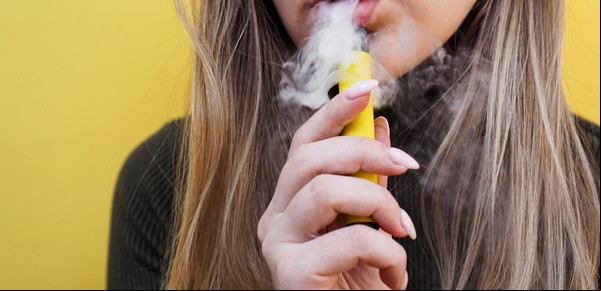 Crece el consumo de cigarrillos electrónicos entre los chicos y alertan sobre una nueva enfermedad