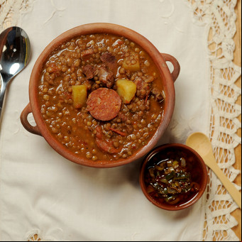 Cómo se hace el más rico guiso de lentejas: la receta tradicional de la abuela, la vegetariana, con arroz y más