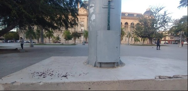 Un policía perdió un dedo y parte de otro mientras arriaba la bandera en Santa Fe