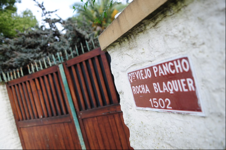 El frente de la casa, en La Reja.