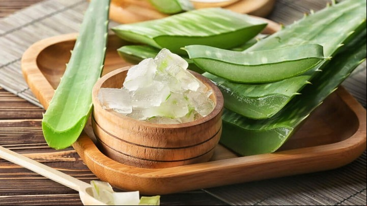 El aloe vera contiene enzimas antioxidantes que estimulan el crecimiento del cabello.