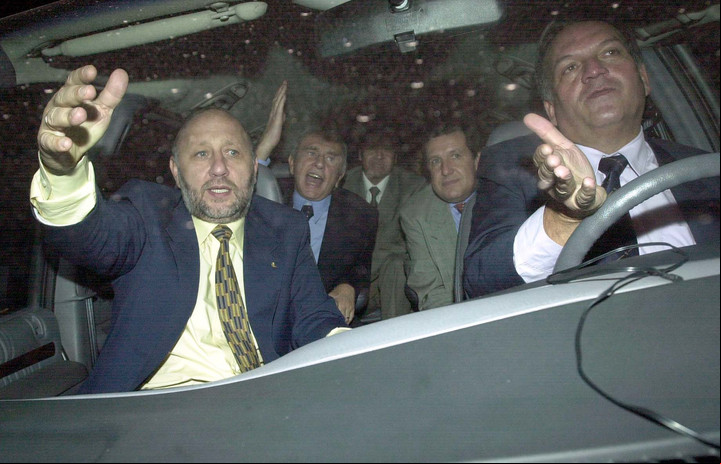 Los gobernadores Gildo Insfrán (Formosa), Ramón Puerta (Misiones) y Rubén Marín (La Pampa) en el ingreso a la quinta donde Carlos Menem estaba preso. Foto: DYN/Diego Levy