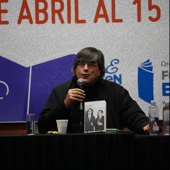 "¡Queremos ver a Bayly!": el escritor peruano causó revuelo en la Feria del Libro