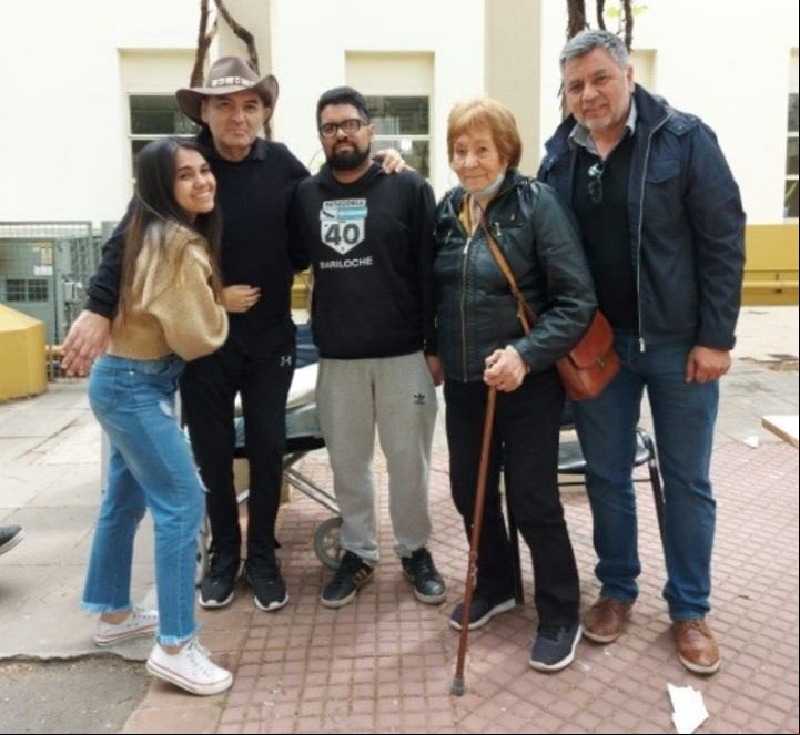 Carlos, fiesta en familia, con sus hijos Rodrigo y Anabella, su mamá Amalia y su hermano Gustavo. el día del alta en el Hospital Rocca, septiembre de 2022.