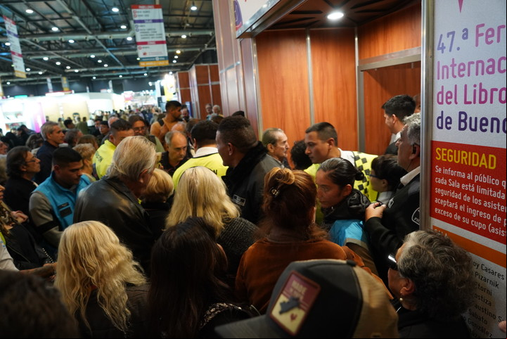Caótico ingreso de Bayly a la sala Cortázar. Los guardias montan un cordón. Foto Martín Bonetto