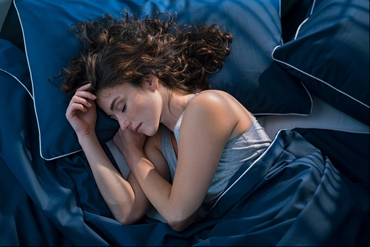 Dormir lo suficiente es clave para un correcto descanse del cuerpo. Foto ilustración Shutterstock.