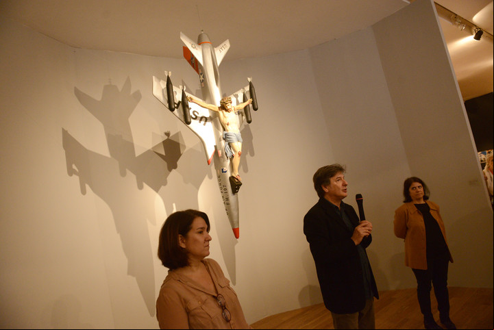 Mariana Marchesi, Andrés Duprat y Cecilia Rabossi. Tras ellos, la obra emblemática de León Ferrari "La civilización occidental y cristiana". Foto: Luciano Thieberger