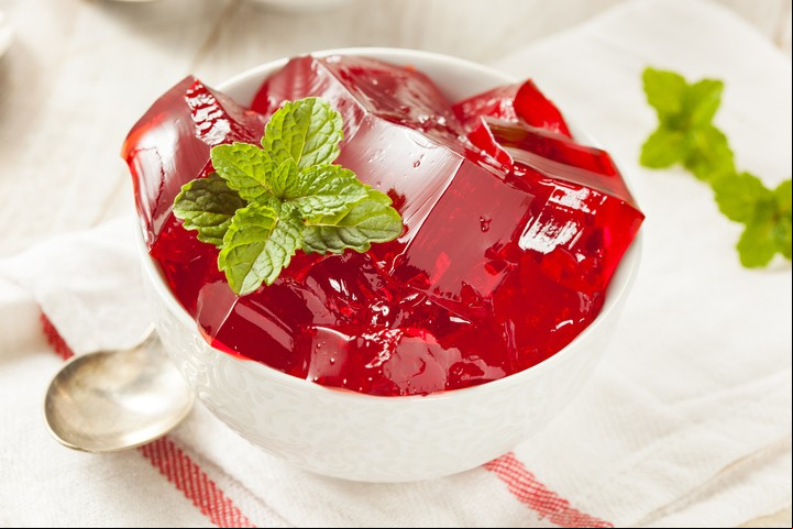 Para reforzar sus nutrientes, la gelatina puede prepararse con frutas o yogur Foto Shutterstock.