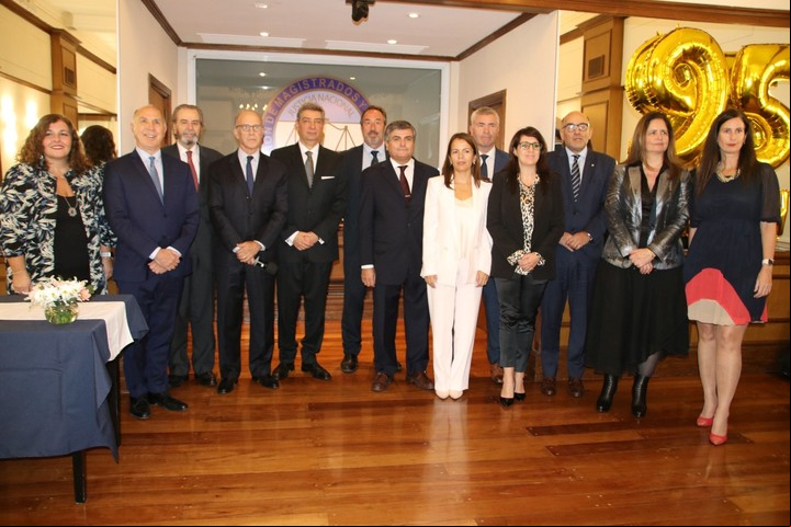 Los ministros de la Corte con la asociación de magistrados.