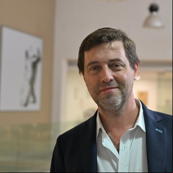 El presidente de la AUF y cómo se dio la llegada de Bielsa a Uruguay: "Tiene la convicción de estar en el lugar correcto"