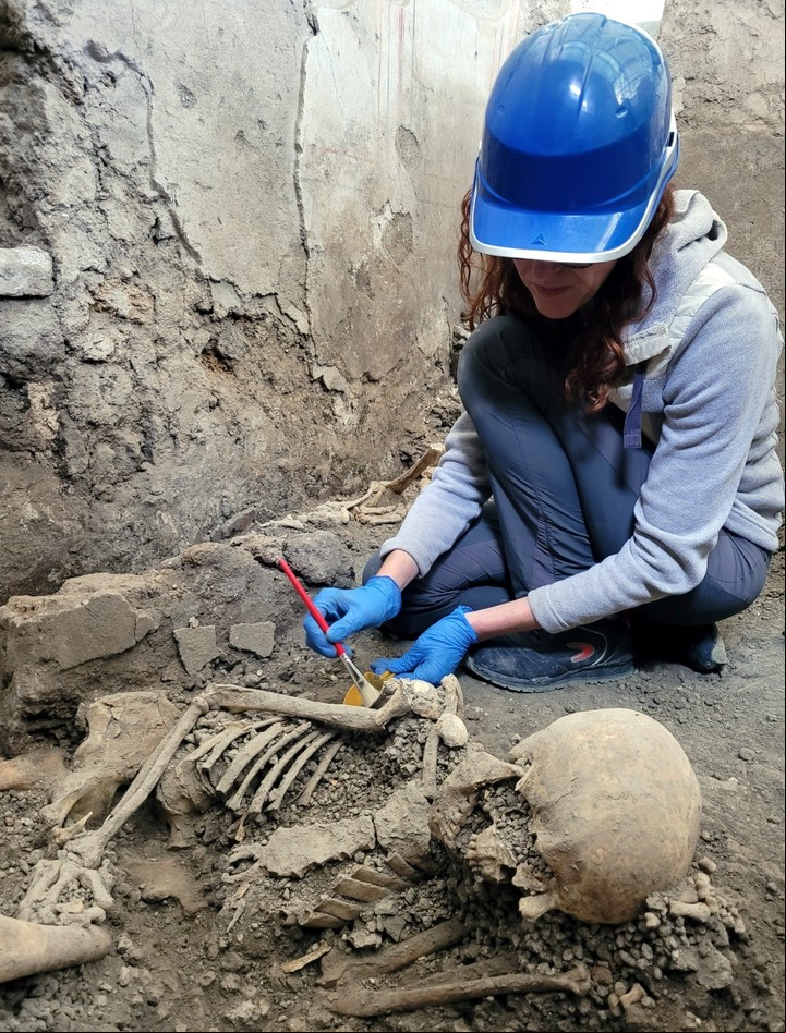 Los dos cuerpos yacían de costado, en un ambiente de servicio (EFE).