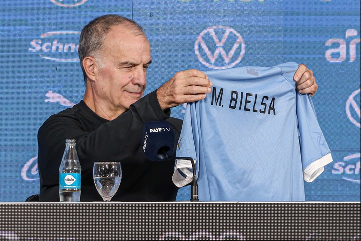 Marcelo Bielsa con la camiseta celeste de la selección de Uruguay. EFE/ Gastón Britos
