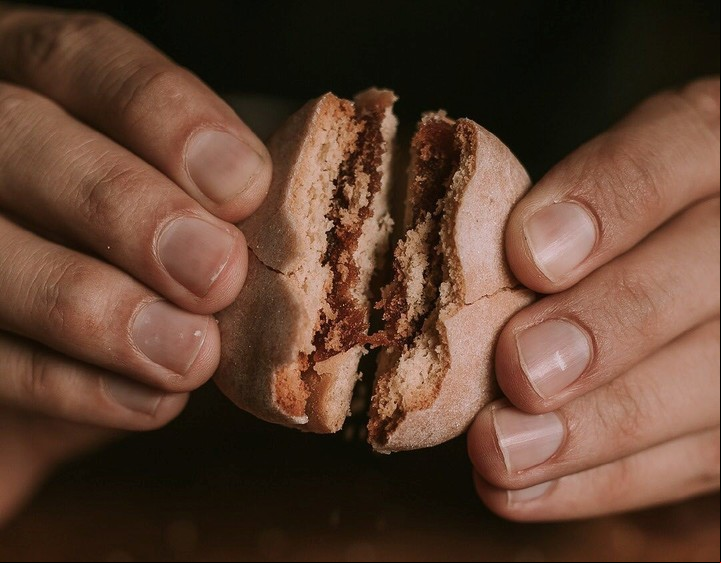 La masa del alfajor cordobés se elabora con yemas y azúcar.
