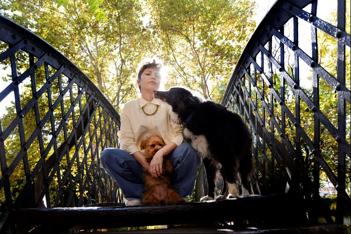 Dolores Fonzi y sus perros, que son también parte de su familia. Foto Ariel Grinberg
