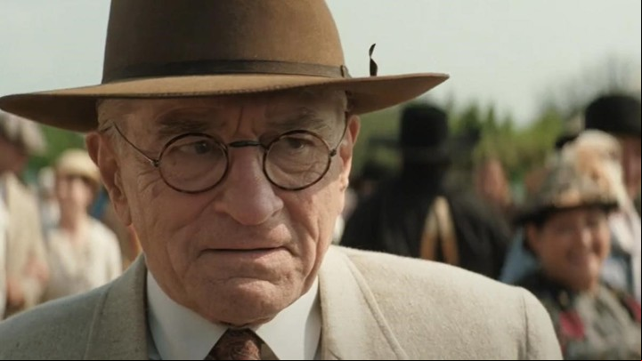 De Niro es quien maneja las riendas en Fairfax, el pueblito al que llega su sobrino (DiCaprio).