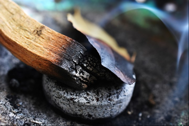 El ritual se hace con un carboncito y tres hojas de laurel. Foto: Shutterstock
