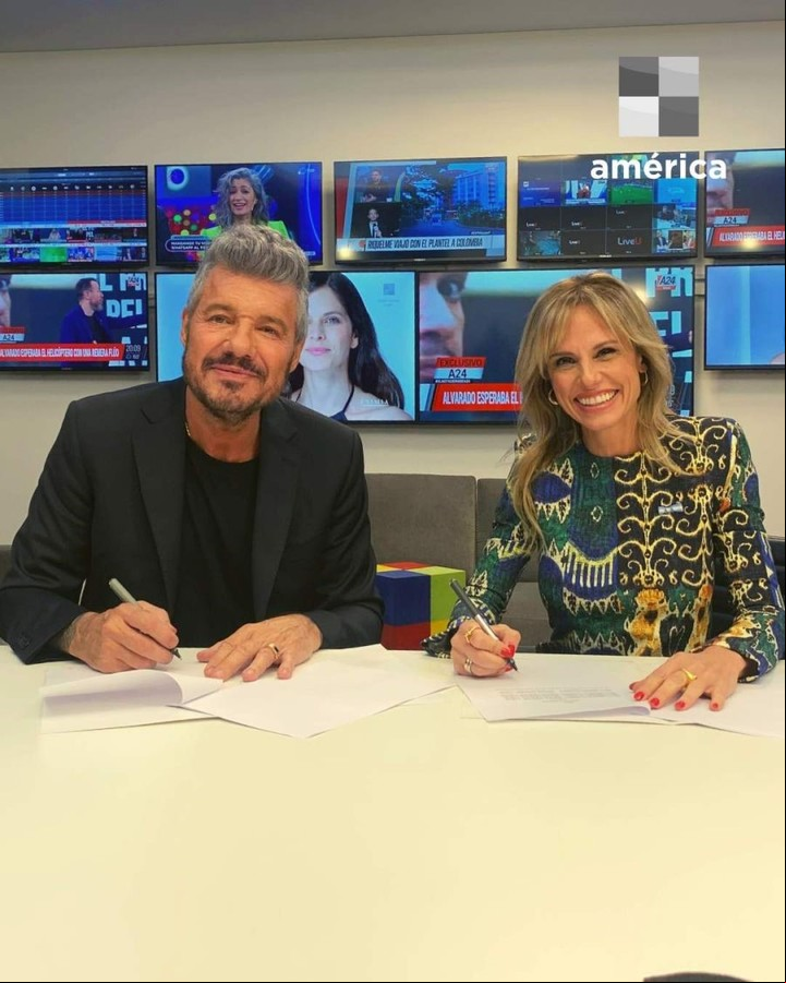 Tinelli y Fabbiani durante la firma de contrato de la conductora, en América.
