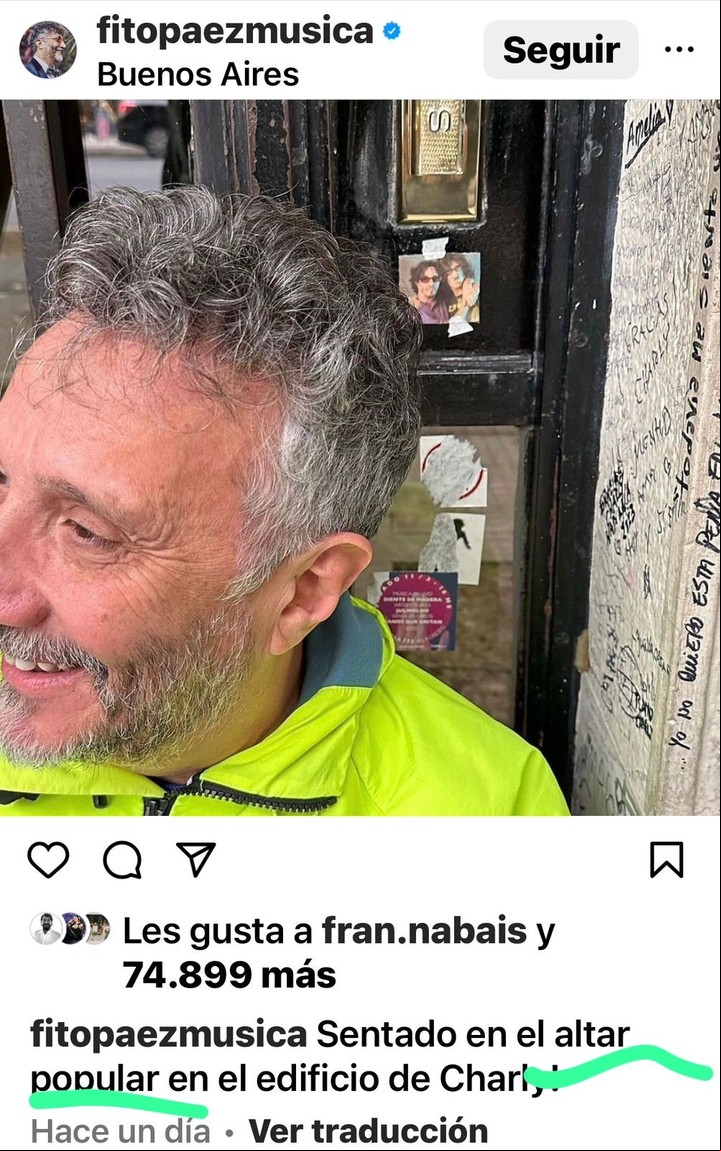 Pasan anónimos y famosos. Acá Fito Páez sentado en el umbral del famoso edificio porteño.