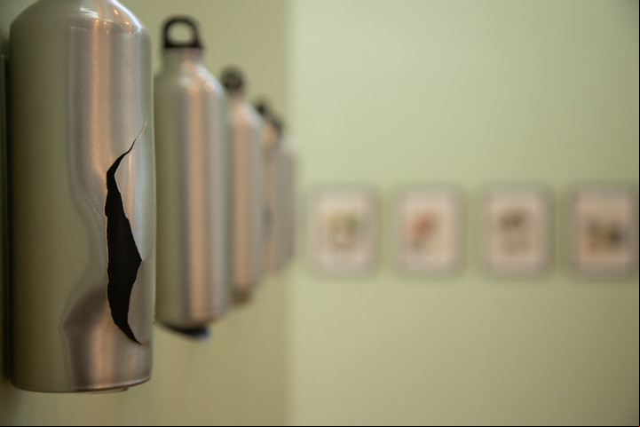 “Inconmensurable”, 2018/2023. Trece botellas de aluminio, obra de Paula Massarutti.