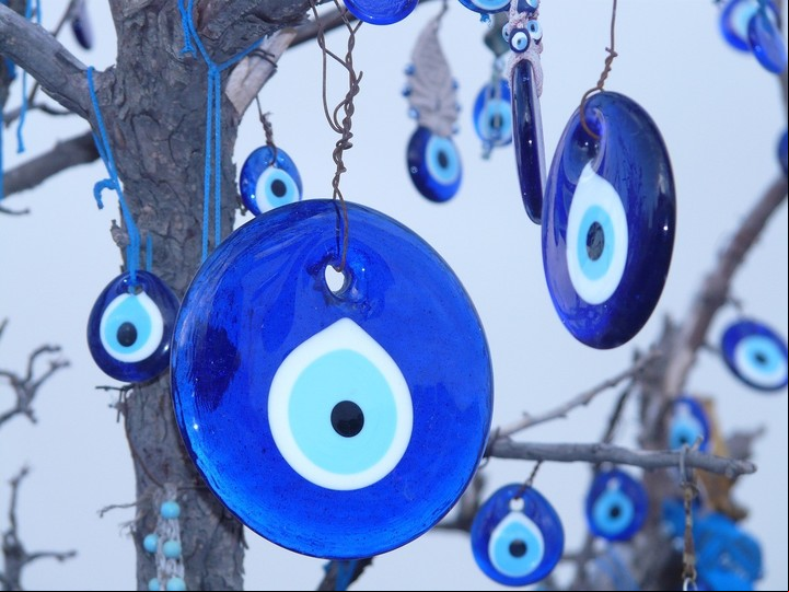 El nazar (u ojo turco) es muy popular en las culturas mediterráneas. Foto: Hans/Pixabay