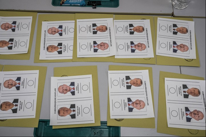 Boletas para la segunda vuelta de las elecciones presidenciales en un colegio electoral en Estambul, el domingo 28 de mayo de 2023. (Sergey Ponomarev/The New York Times)