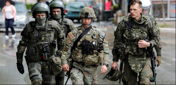 La OTAN envía tropas a los Balcanes: siete preguntas para entender por qué resuenan tambores de guerra en Kosovo