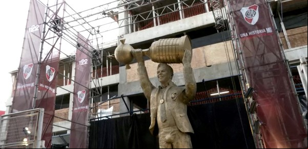 La estatua de Gallardo: quejas, elogios y chicanas de los hinchas de River que se acercan a conocerla