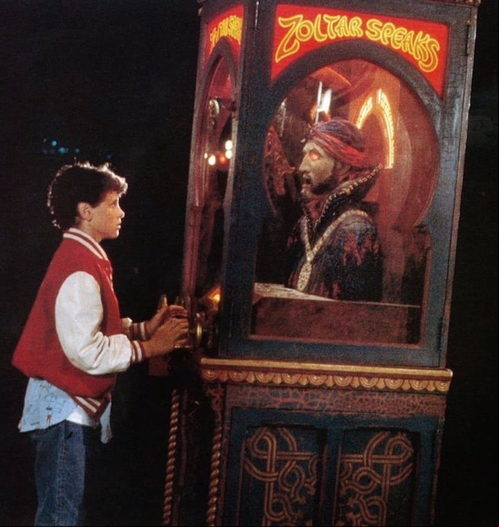 Josh le pide un deseo a Zoltar ("Quisiera ser grande"), y la máquina se lo cumple a la mañana siguiente.