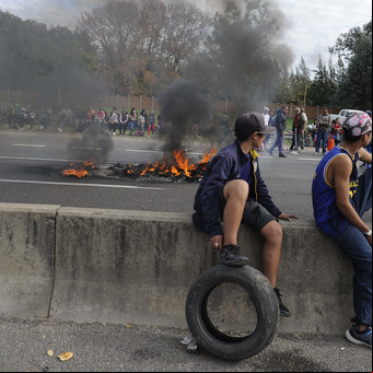 Otra vez un grupo reducido de vecinos cortó la Autopista Riccheri y hubo fuertes demoras para llegar al aeropuerto de Ezeiza