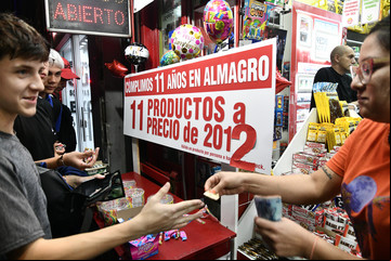 El particular festejo de un kiosquero: vendió con los precios de 2012 y tuvo una cuadra y media de cola