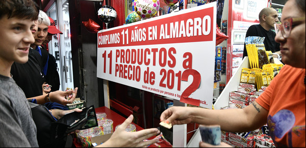 El particular festejo de un kiosquero: vendió con los precios de 2012 y tuvo una cuadra y media de cola
