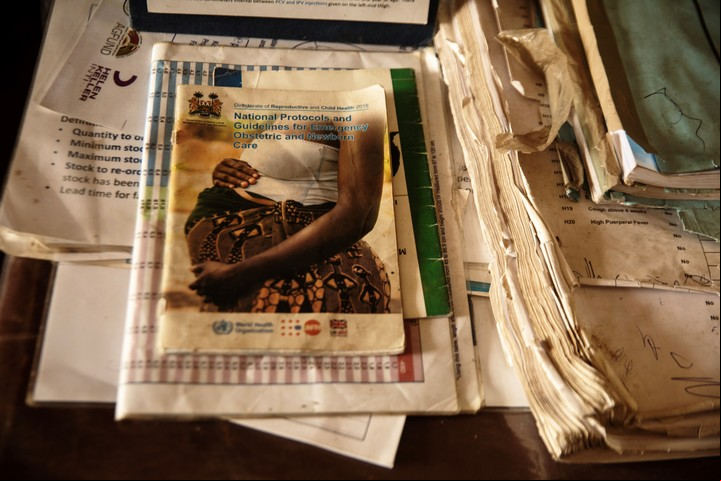 Información sobre el embarazo en una clínica de Makeni, Sierra Leona. (Malin Fezehai/The New York Times)