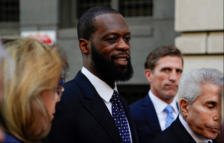 El rapero Prakazrel "Pras" Michel, integrante del legendario grupo The Fugees, al salir de la Corte Federal tras ser condenado por cargos criminales. Foto: Reuters.