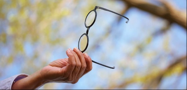 ¿Es malo leer de cerca? 9 mitos y verdades sobre la salud ocular