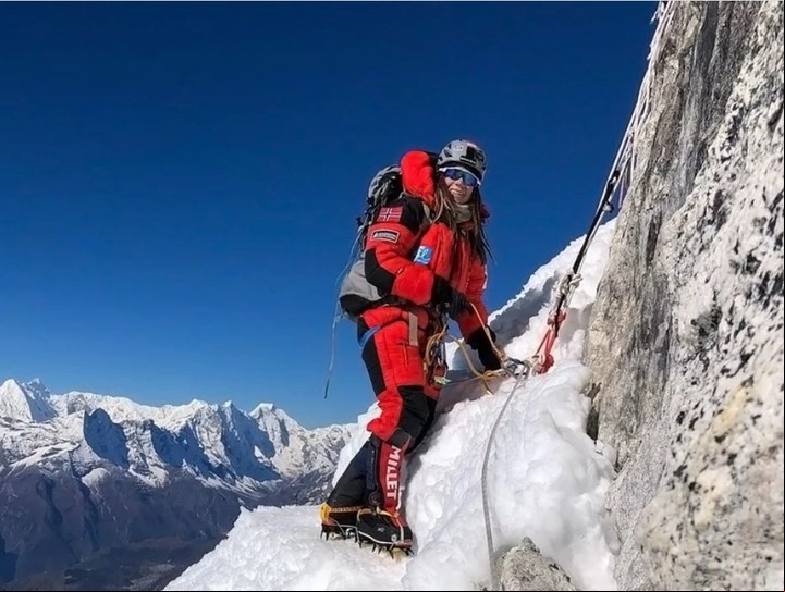 Kristin Harila quere escalar todos los picos en tres meses, habiendo llegado a la cima de ocho de ellos en 40 días (Bremont.com).
