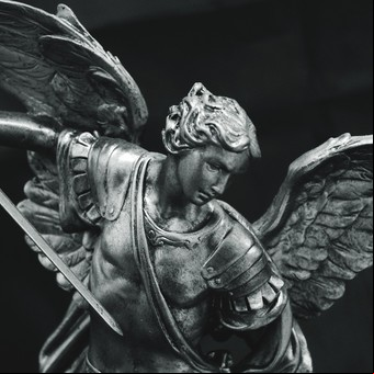El mágico y energético significado de la medalla de San Miguel Arcángel