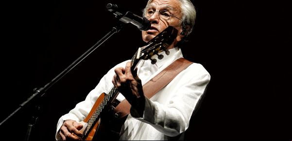 Cómo fue el deslumbrante show de Caetano Veloso, que brilló y destiló belleza artística a los 80
