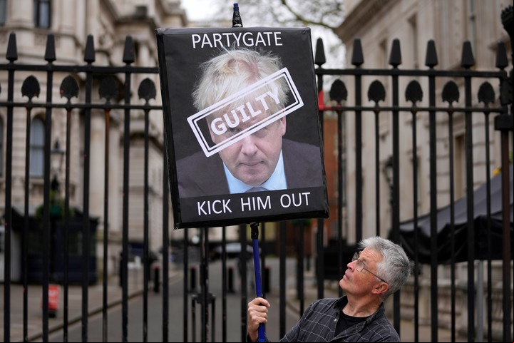 Carteles contra Boris Johnson, durante una protesta frente a Downing St, en abril de 2022. Foto: AP
