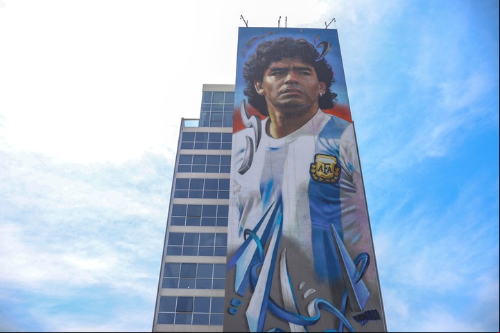 El mural en honor a Diego Armando Maradona realizado por Maximiliano Bagnasco, el 25 de octubre de 2022 en Ezeiza (EFE).