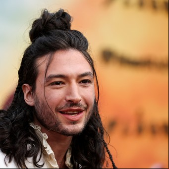 Ezra Miller hizo una aparición polémica en el estreno de "Flash" y sorprendió a Andy Muschietti, el director argentino