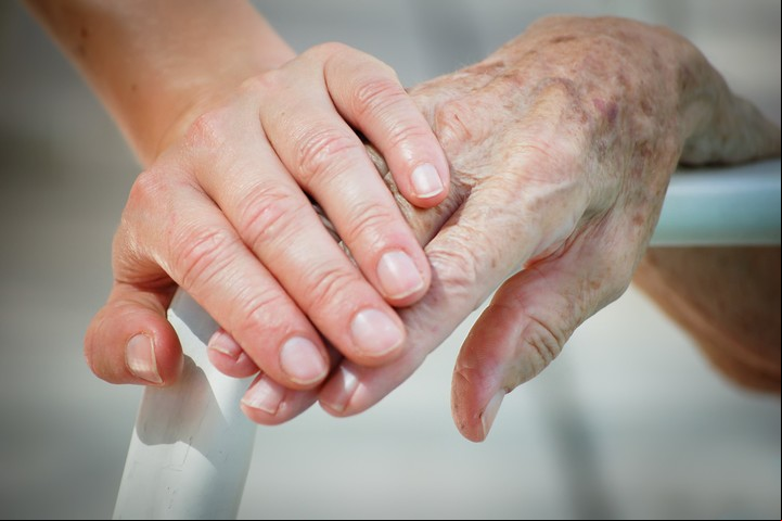Acompañamiento al adulto mayor. Foto ilustración Shutterstock.