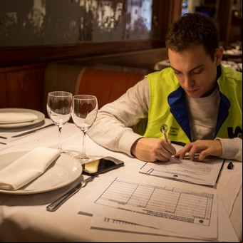 Recargos en restaurantes por compartir el plato: cuándo son ilegales y cómo denunciarlos