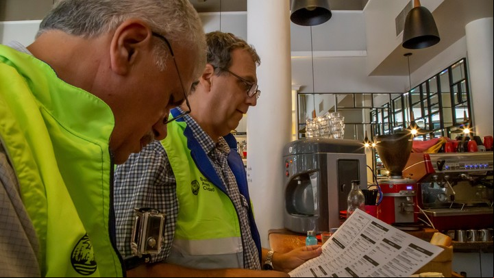 Tras el reporte ciudadano, un inspector de la Ciudad va al comercio a verificar la situación. Foto: GCBA.