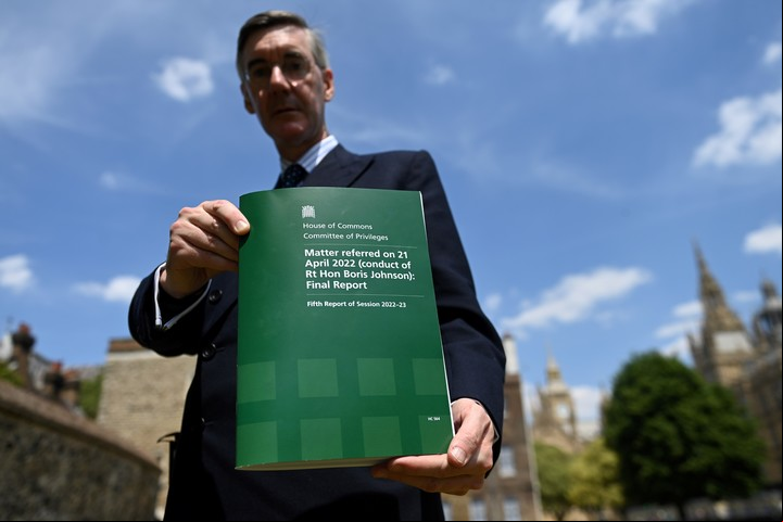 El informe sobre las "mentiras" de Boris Johnson al Parlamento generó revuelo en Londres este jueves. Foto: EFE